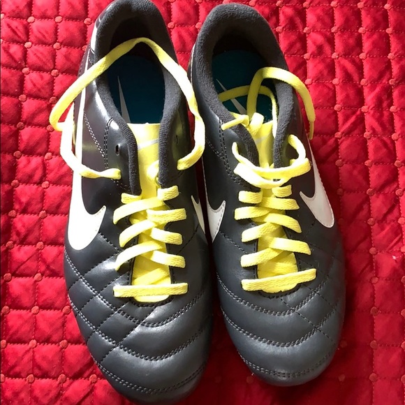 Jr soccer cleats - Picture 4 of 5